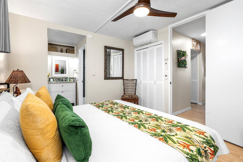 Hotel Kona Alii#407: Corner Unit In The Heart Of Kona!