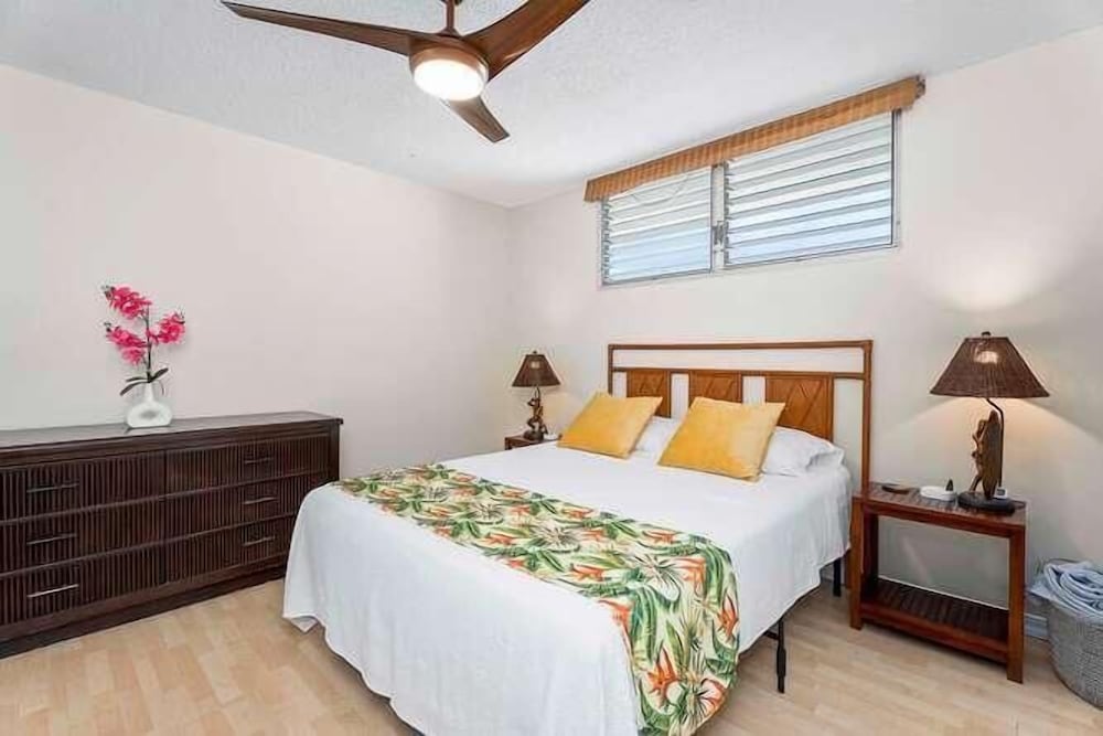 Kona Alii#407: Corner Unit In The Heart Of Kona!