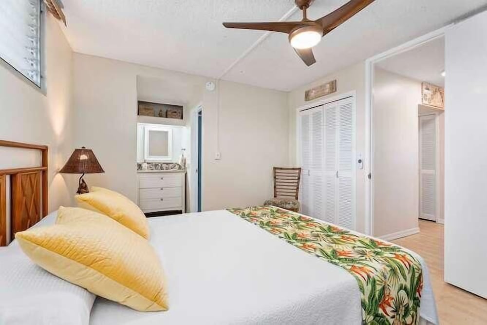 Kona Alii#407: Corner Unit In The Heart Of Kona!