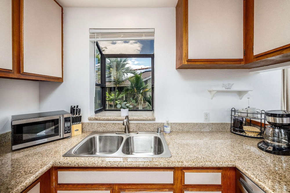 Hotel Kailua Bay Resort 4-206 Corner Oceanview Downtown Unit