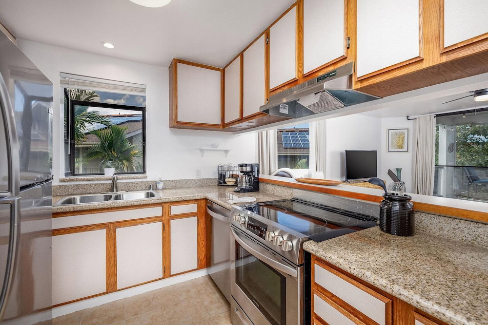 Kailua Bay Resort 4-206 Corner Oceanview Downtown Unit
