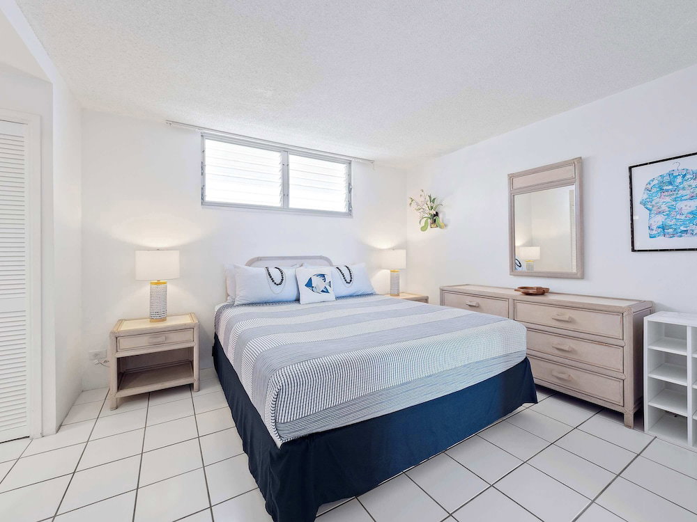 Kolu Honu Stunning Beachfront Condo For 2!