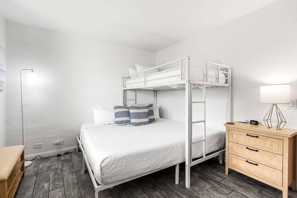 Across From Magic Sands Top Floor Condo W/ Ac