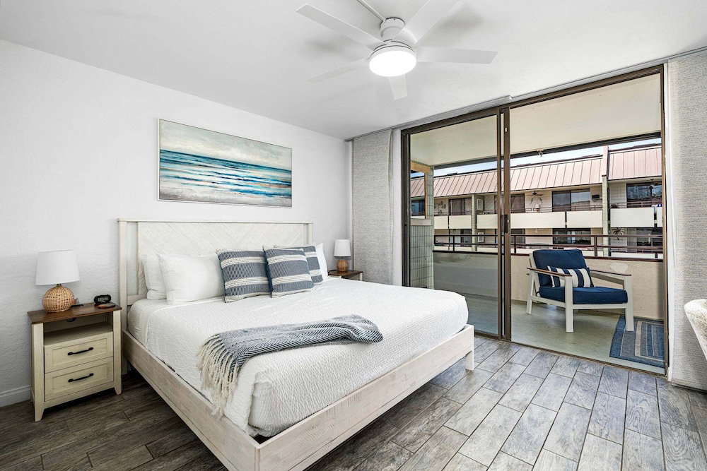 Across From Magic Sands Top Floor Condo W/ Ac