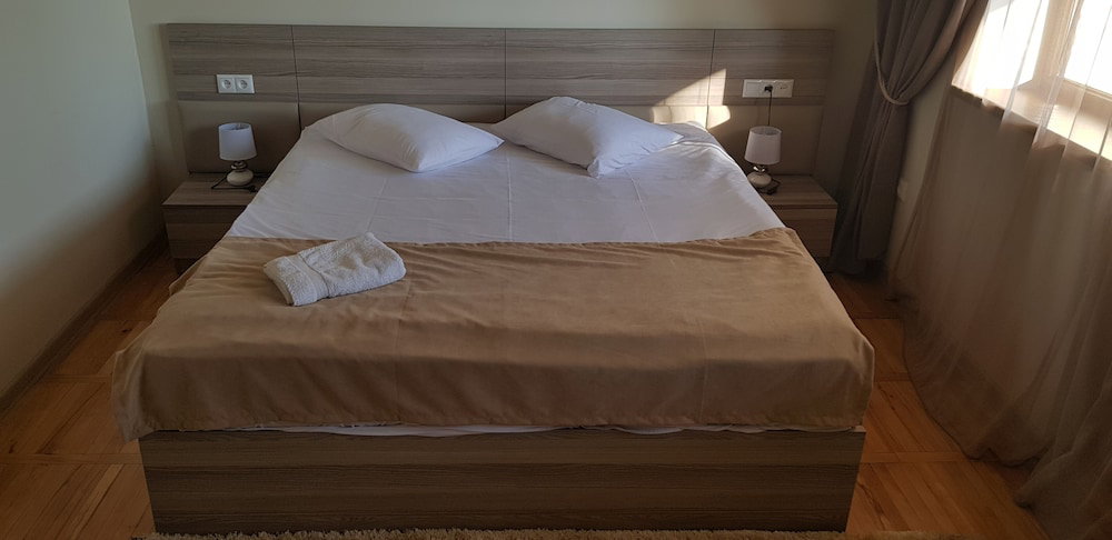 Hotel Cross Apartments And Tours
