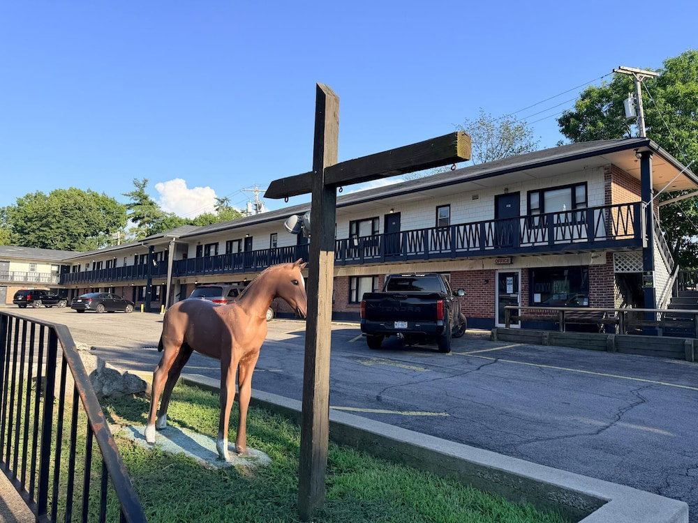 Hotel Community Court Motel
