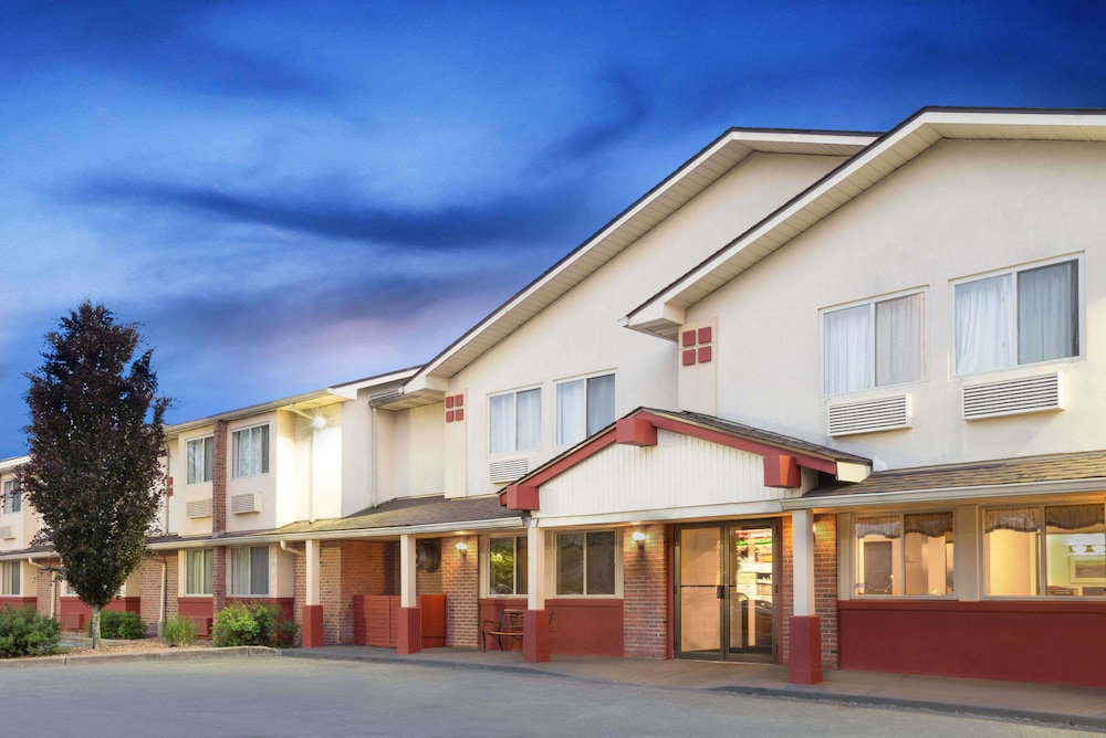 Hotel Super 8 By Wyndham Kingston