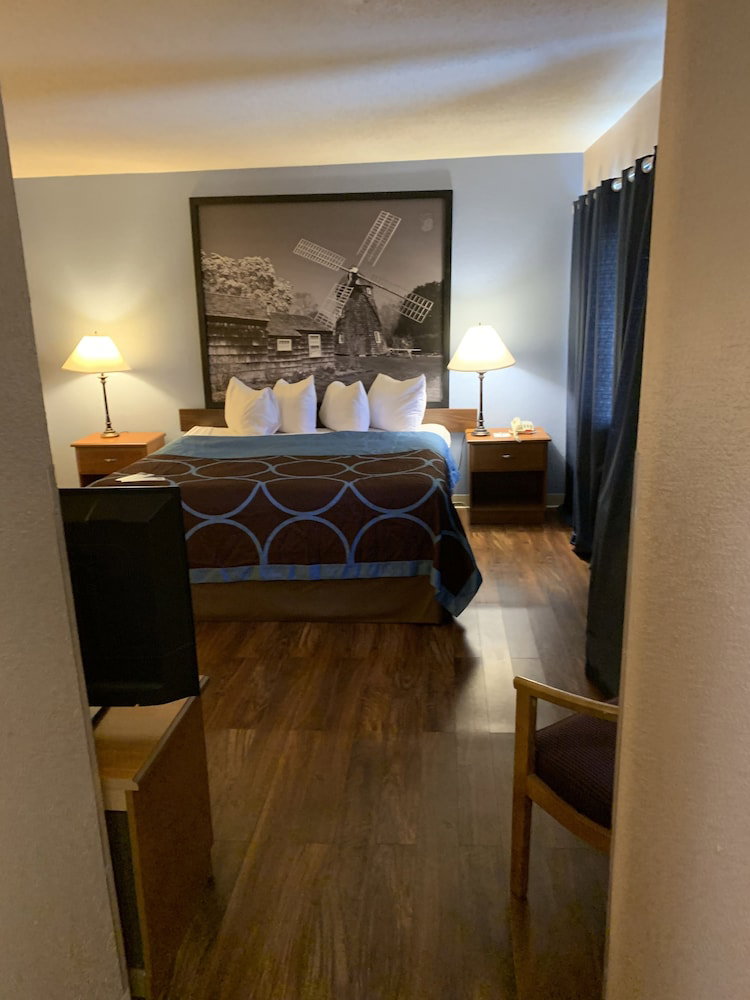 Super 8 By Wyndham Kingston