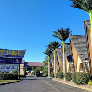 Hotel Tiki Resort cazare Lake George