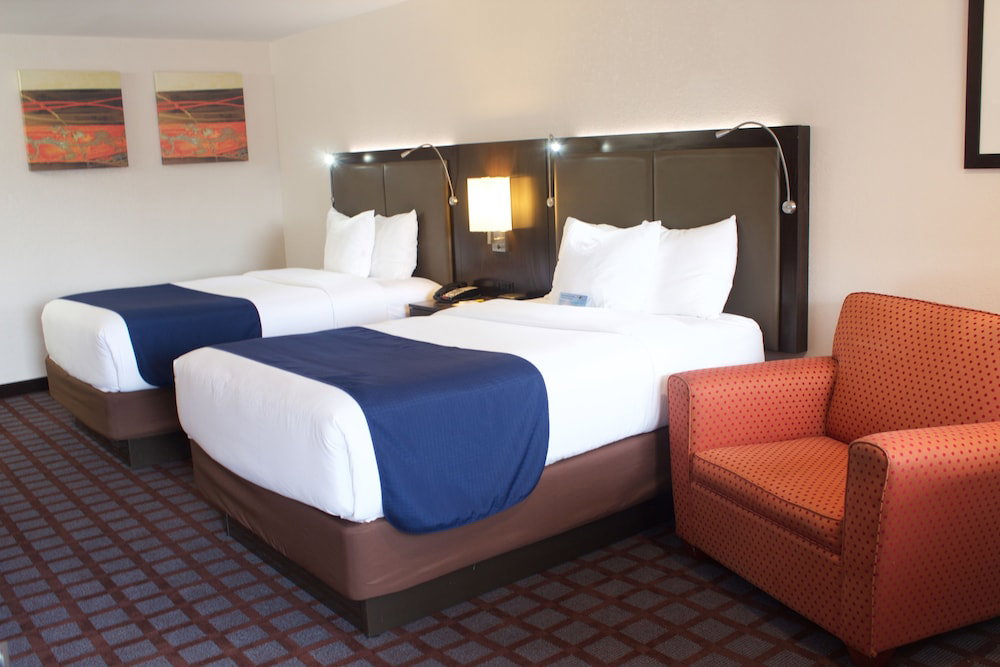 Days Inn By Wyndham Woodbury Long Island