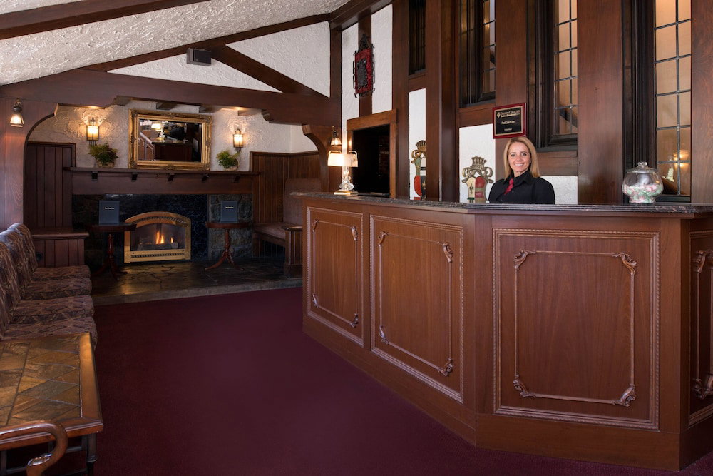 Hotel Red Coach Inn