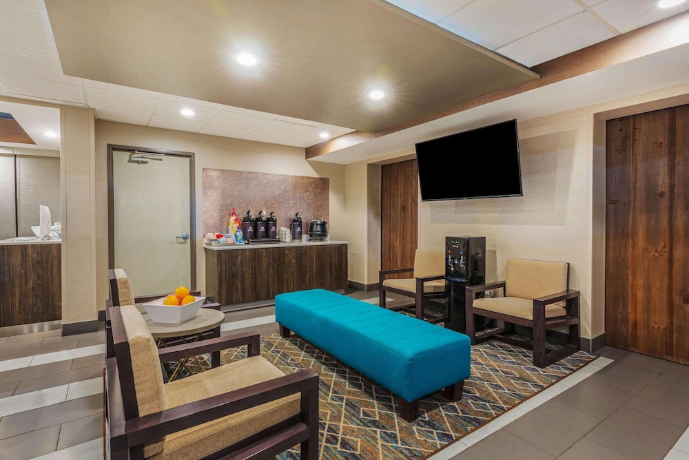 La Quinta Inn & Suites By Wyndham Jamestown