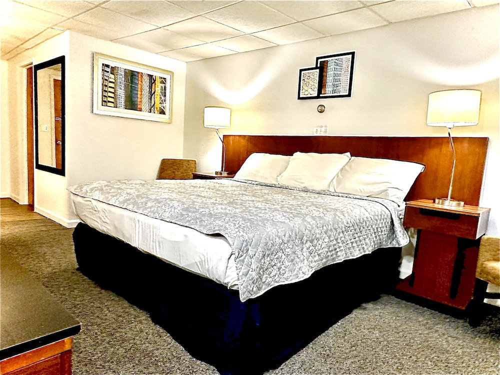 Hotel Crown Inn & Suites