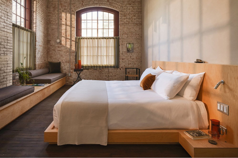 Pocketbook Hotel And Bath