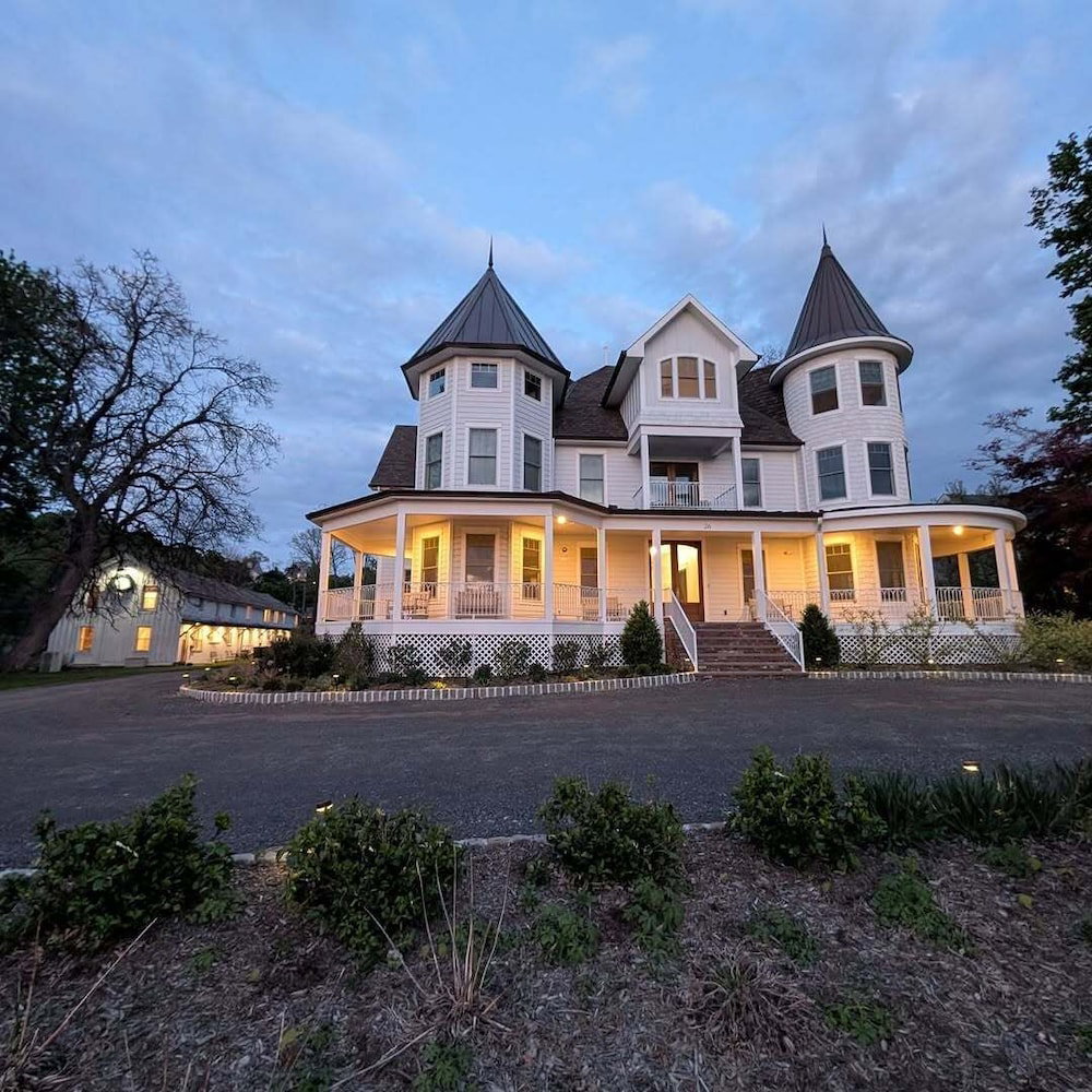 Hotel Parkway House Goshen Family-Friendly Bed & Breakfast