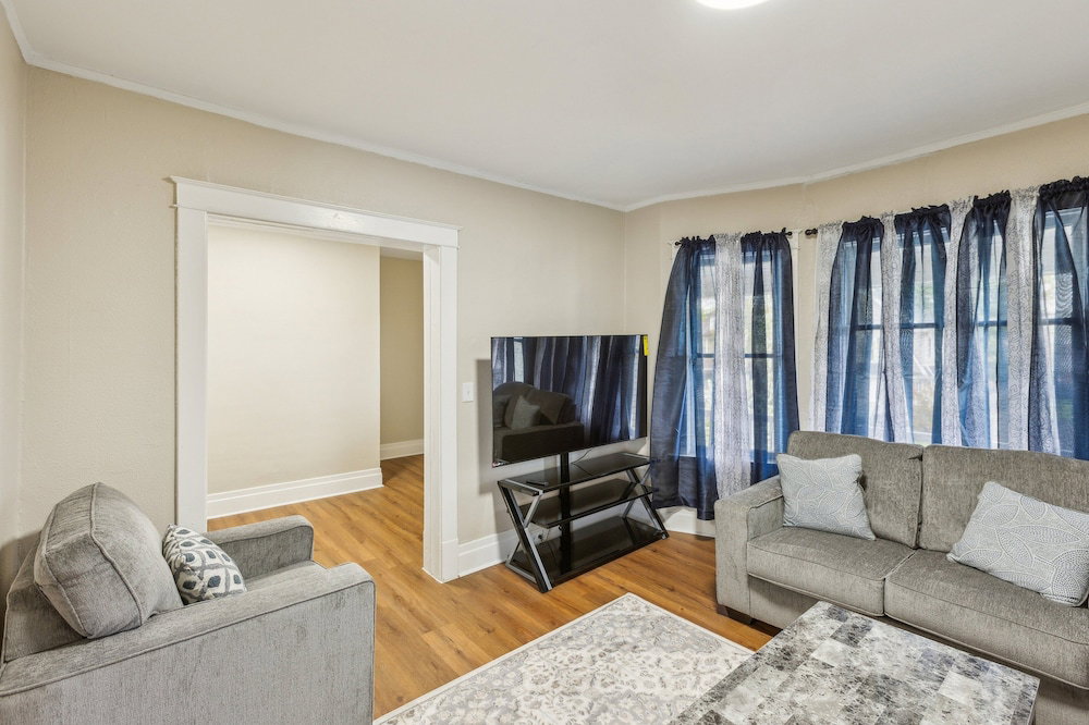 Hotel Cozy Upper Flat Minutes From Niagara Falls 3 Bedroom Apts