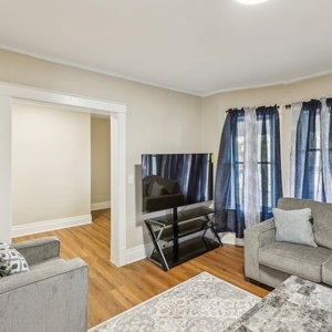 Hotel Cozy Upper Flat Minutes From Niagara Falls 3 Bedroom Apts cazare Niagara Falls