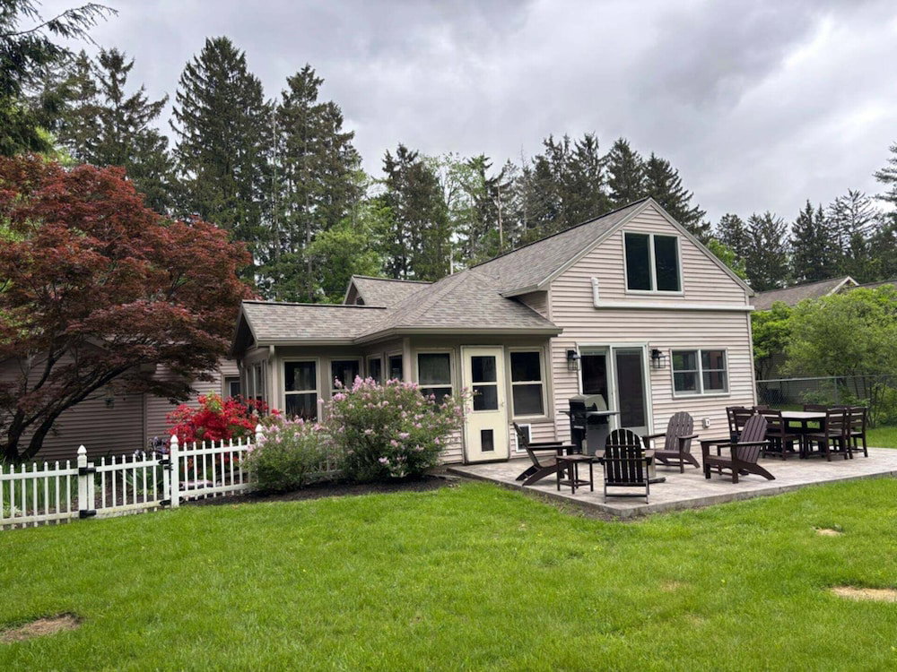 Hotel Saratoga Cottage 2Br Near Track & Lake 2 Bedroom Home