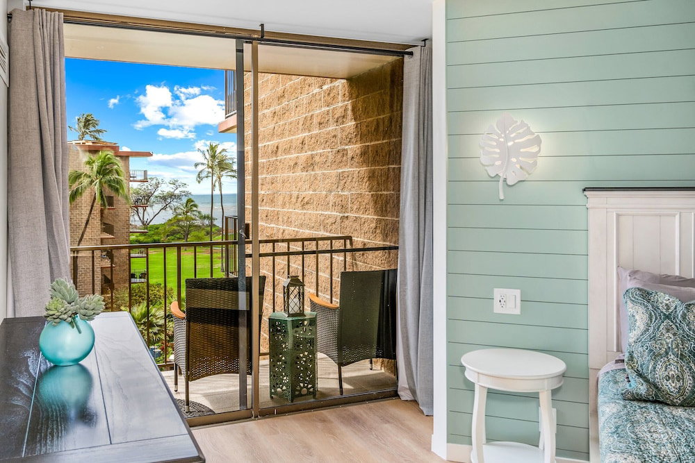 Deluxe Oceanside Resort Vistas