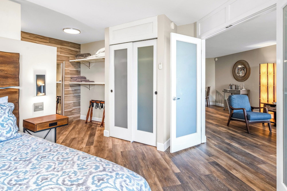 Refined Oceanfront Vistas