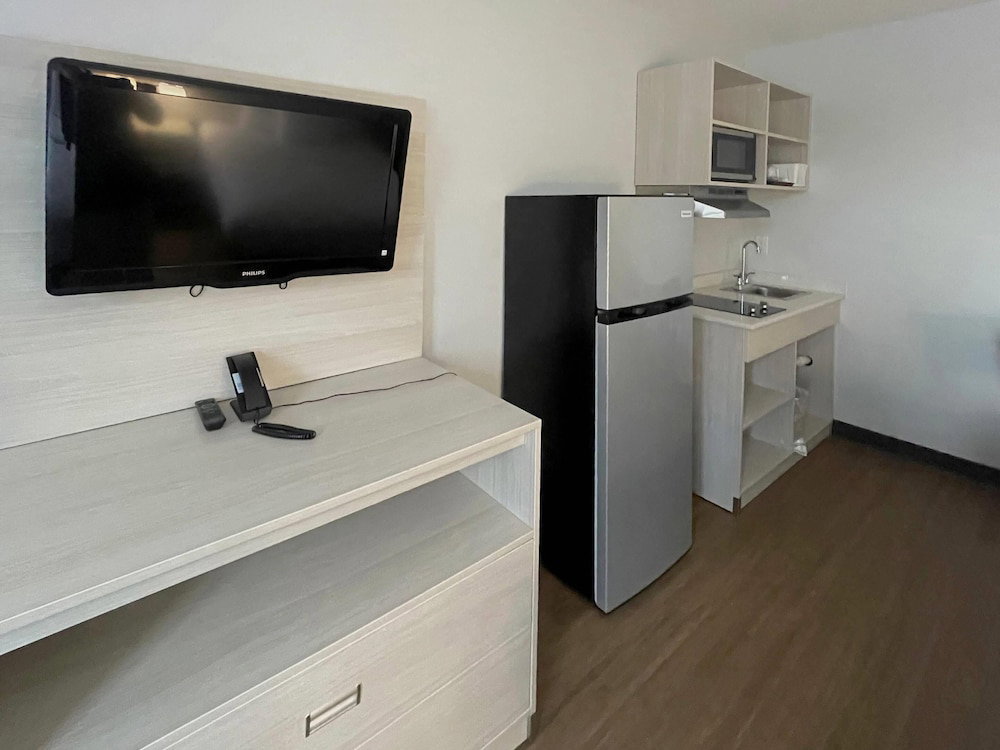 Hotel Suburban Studios East Syracuse Carrier Circle