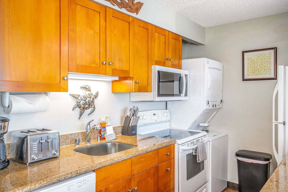 Island Surf 304 - Modern Renovation, Must See Ocean View, Cool Split Ac, Wi-Fi !