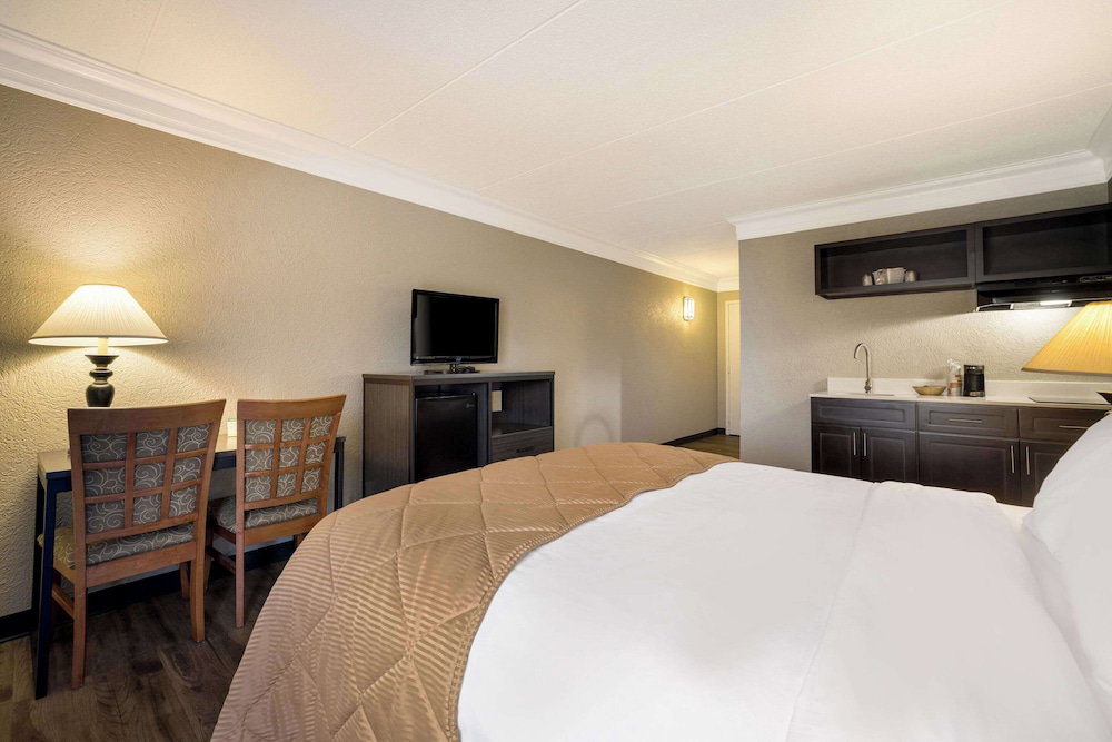 Hotel Suburban Studios Syracuse Fairgrounds