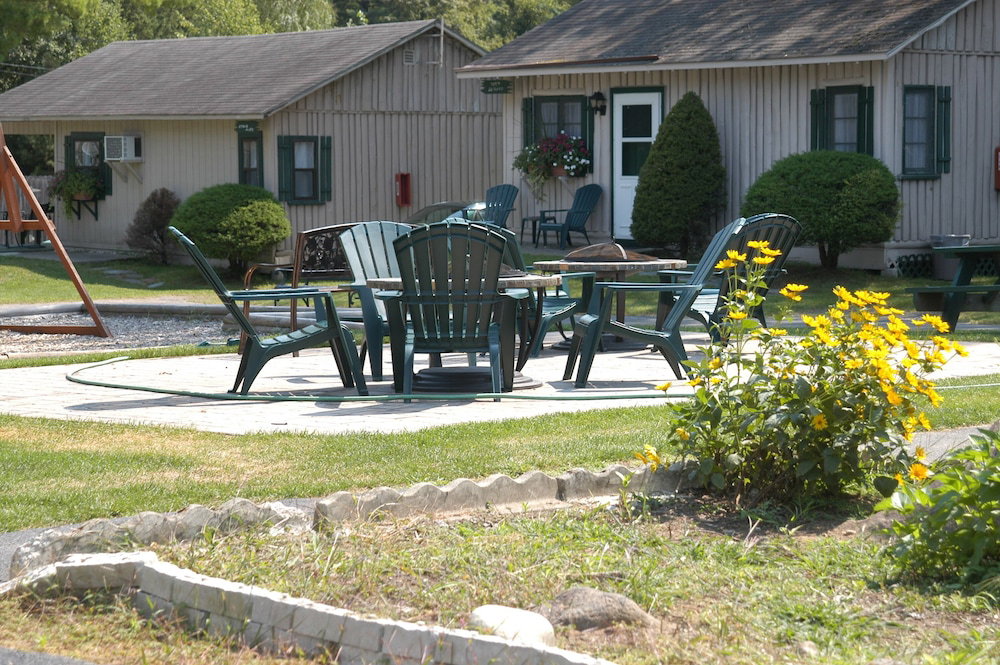 Hotel Lincoln Log Colony