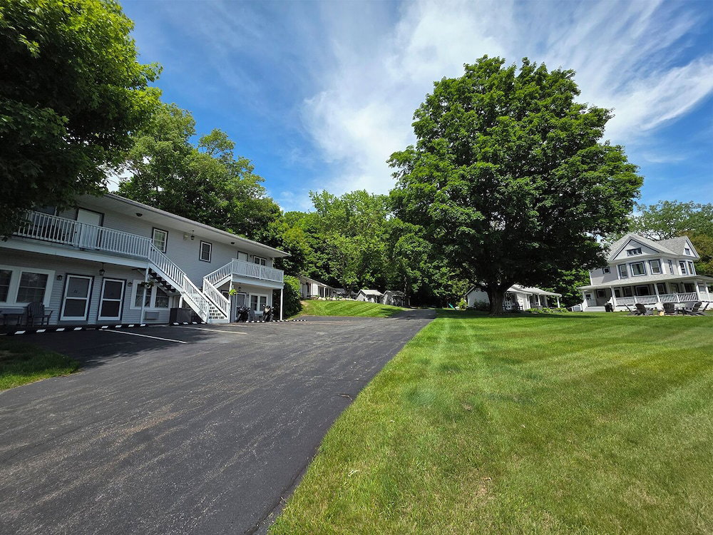 Hotel Adirondack Sunrise Motel And Cabins