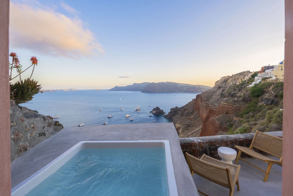 Oia Waves by Sv