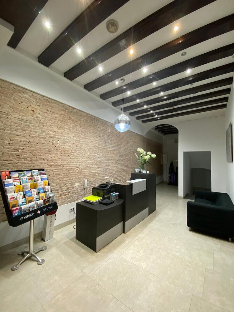 Hostal Drassanes