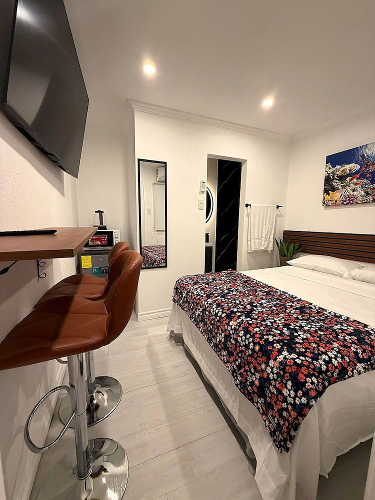 Room-Hideaway Layover #26 - By Zenbreak