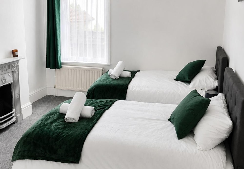 Hotel House Sleeps 6 With Garden