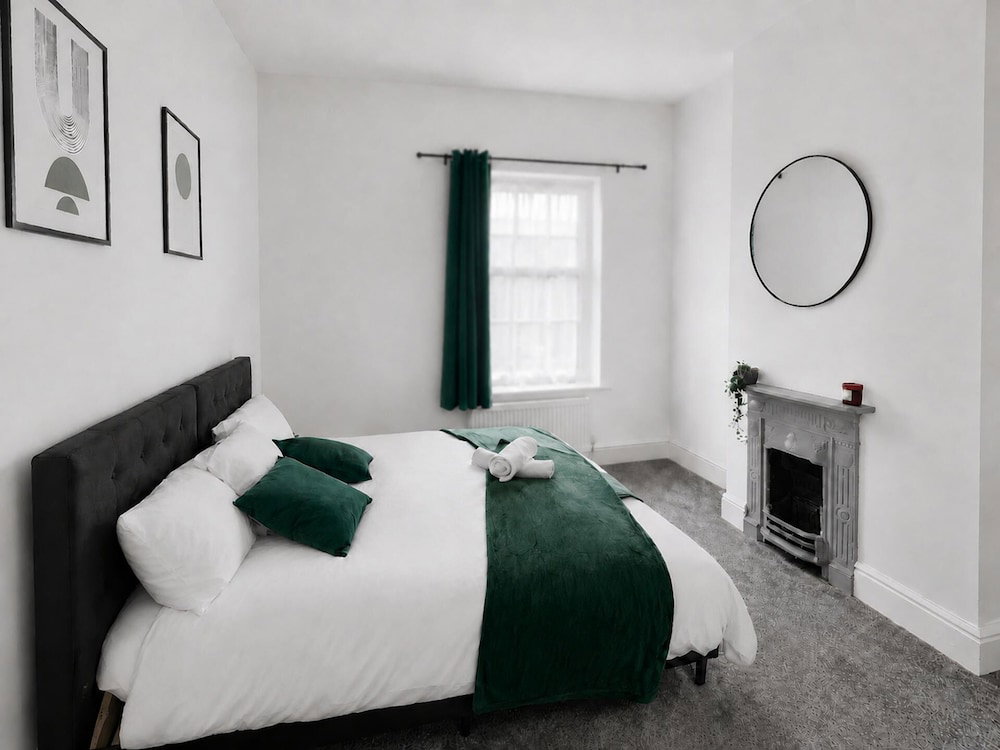 House Sleeps 6 With Garden