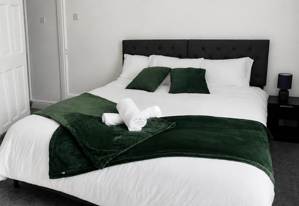 House Sleeps 6 With Garden