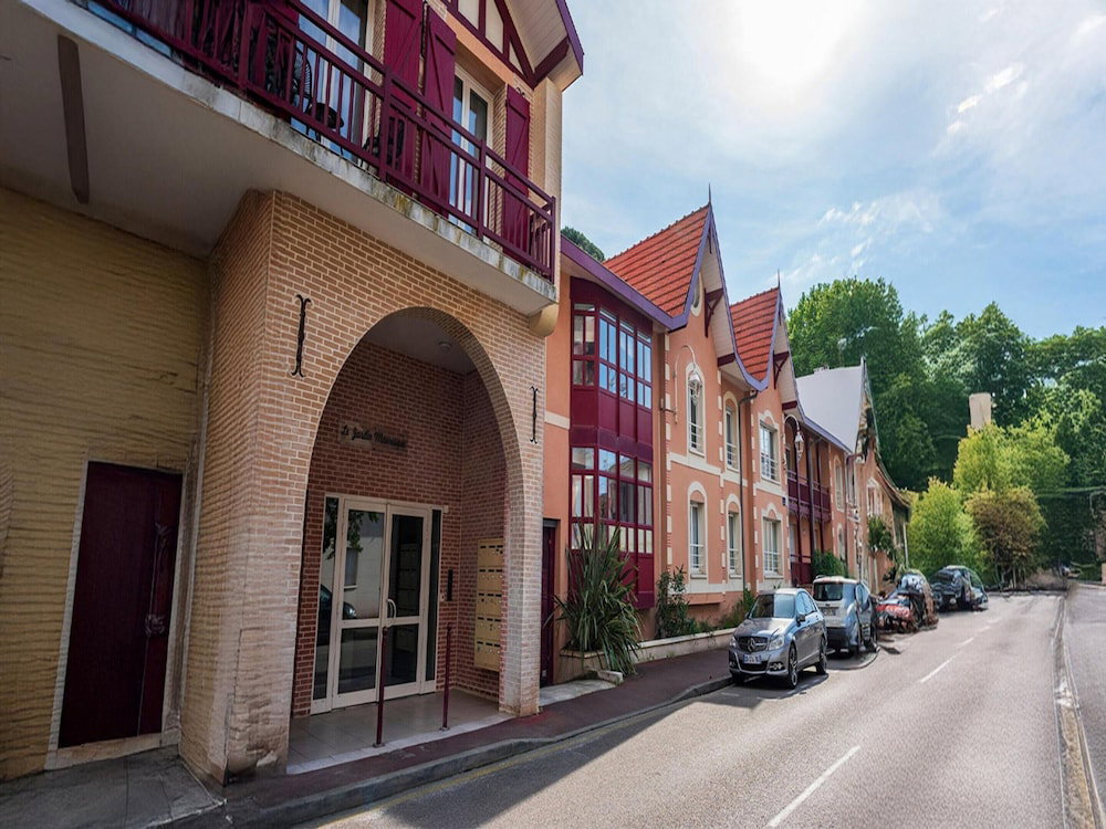 Hotel Apartment In Arcachon Near Beach