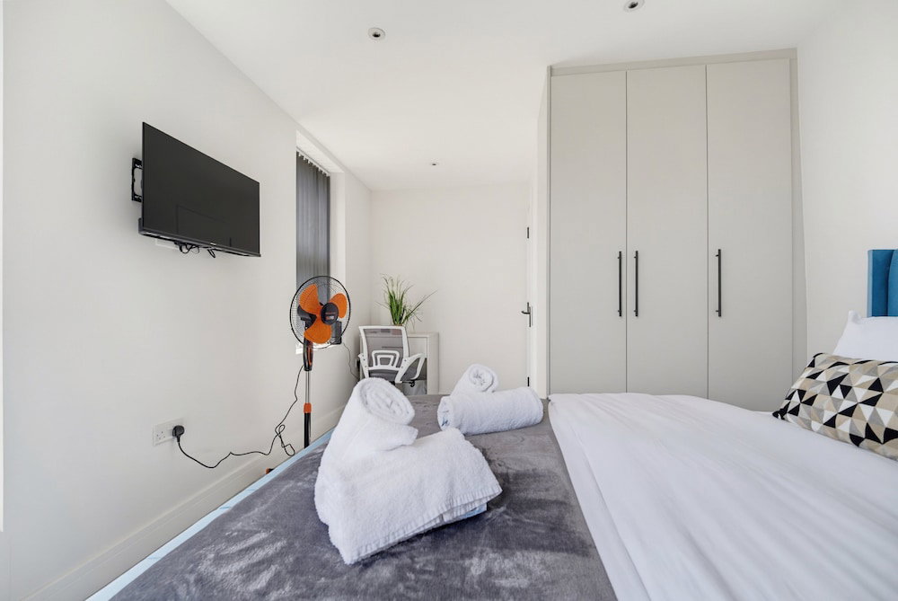 Hotel 2-Bed With Balcony In Northfields -Apt 2