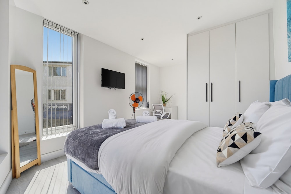2-Bed With Balcony In Northfields -Apt 2