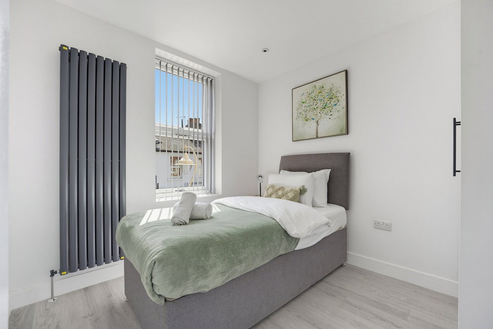 2-Bed With Balcony In Northfields -Apt 2