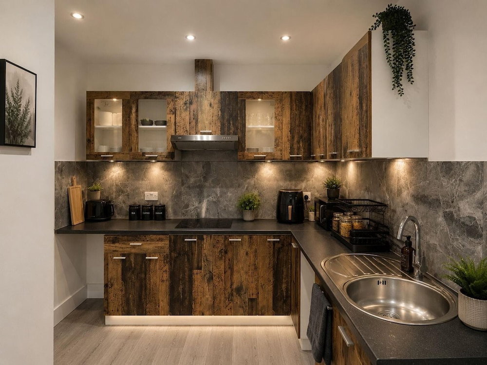 Hotel 3 Bedroom House Sleeps 6 -Garden -Private Parking