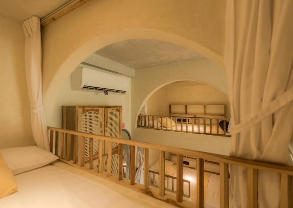 Roaming Retreat Hostel & Villa