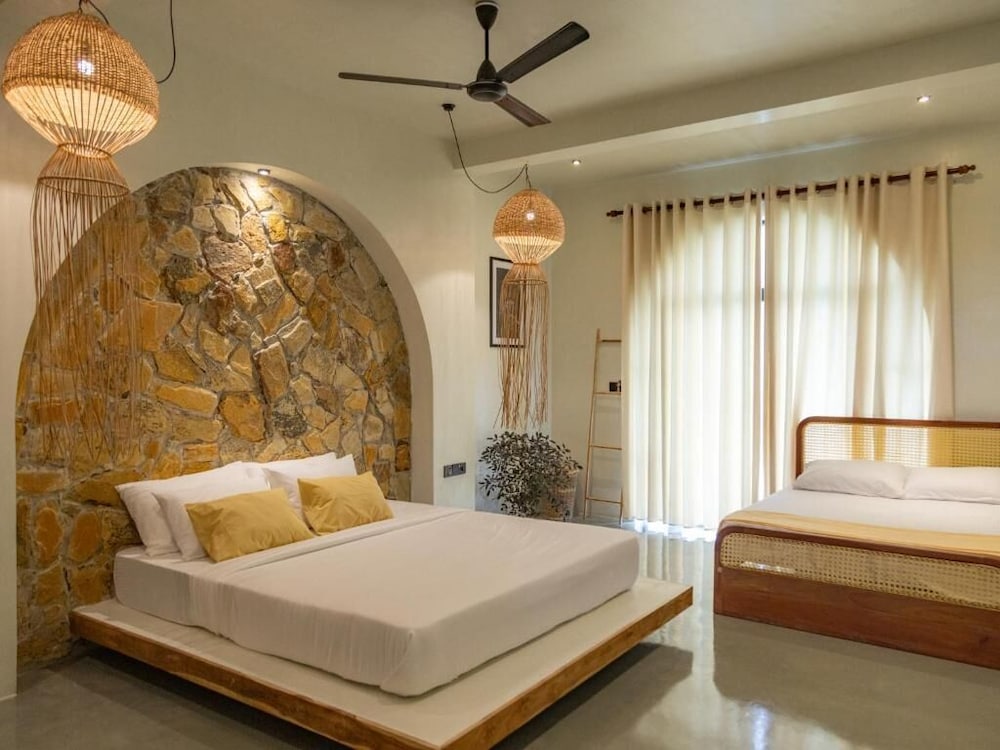 Roaming Retreat Hostel & Villa