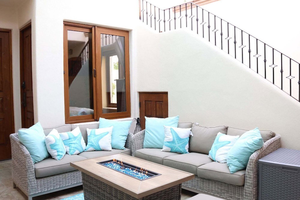 Hotel Less Than 5 Minutes From The Beach And Community Pool!