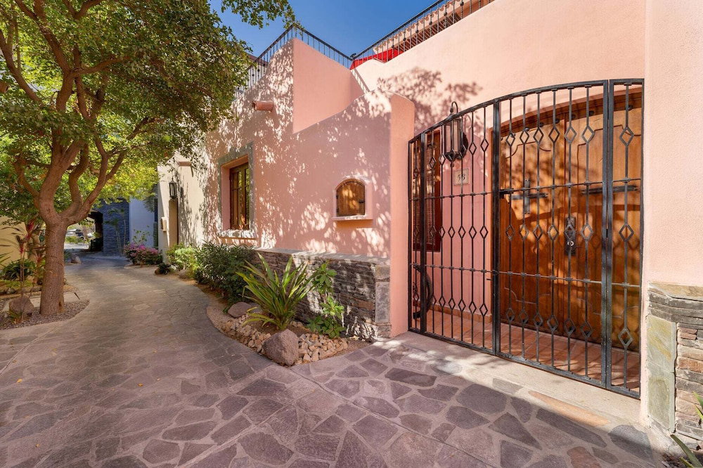 Hotel Casa De Aloha! Beautifully Decorated! Steps From Pristine Beach, Spa's And Restaurants!