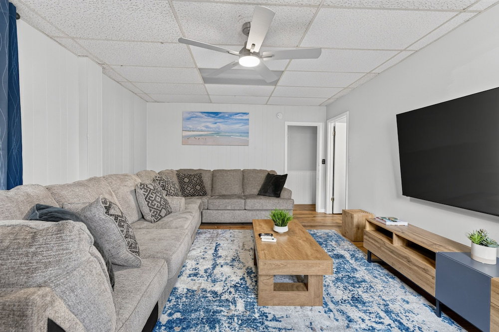 Hotel Minutes To The Falls! Cozy Retreat Near State Park 3 Bedroom Apts