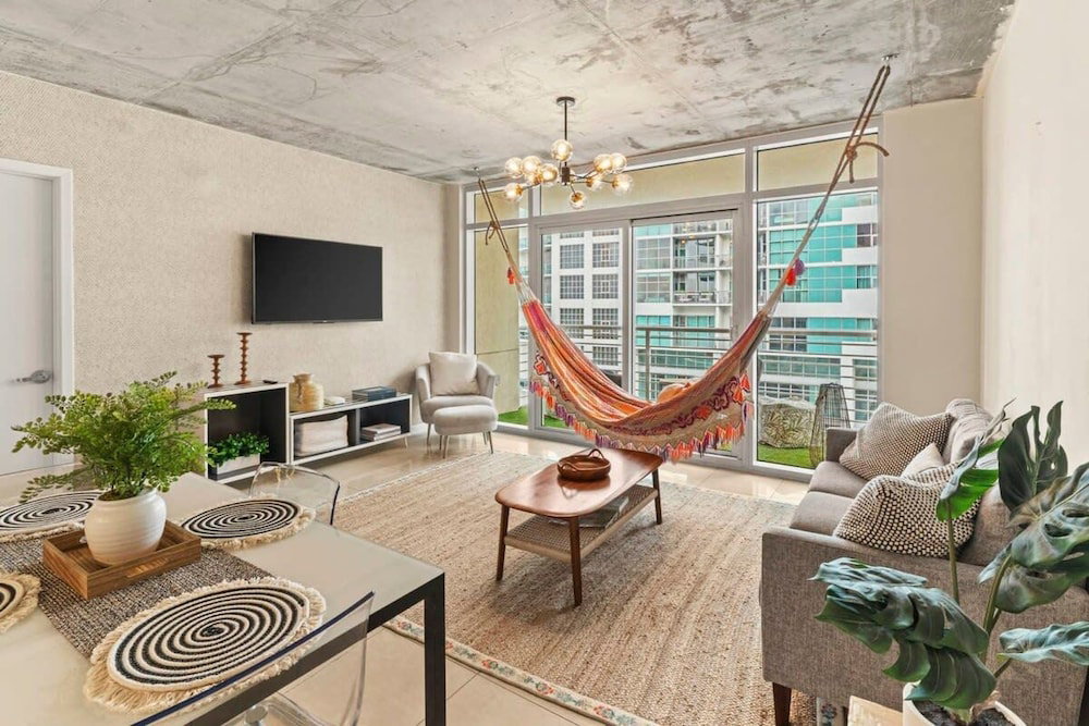 Hotel Urban Retreat, Pool And Steps To Midtown Shops