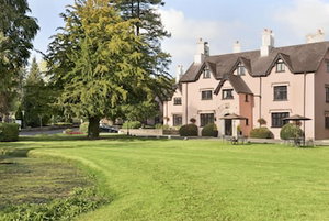 Hotel Ramada Resort By Wyndham Cwrt Bleddyn & Spa cazare Usk