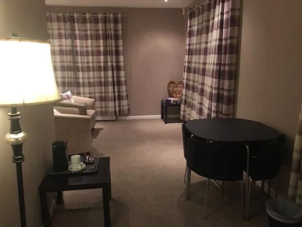 Halo Crowwood Hotel
