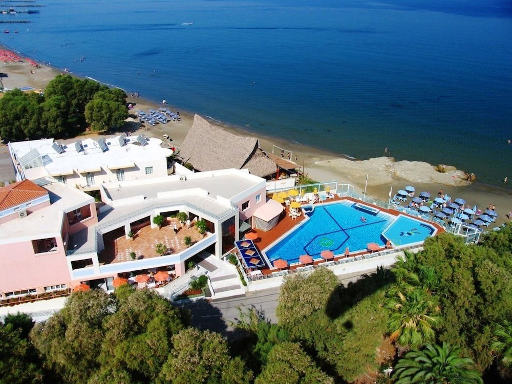 Hotel Chrispy Beach Resort