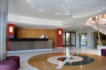 Macaris Suites And Spa